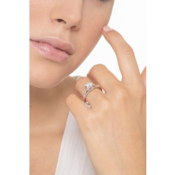 Bague solitaire à 4 griffes en or blanc 18 carats avec diamant 0.90ct 2