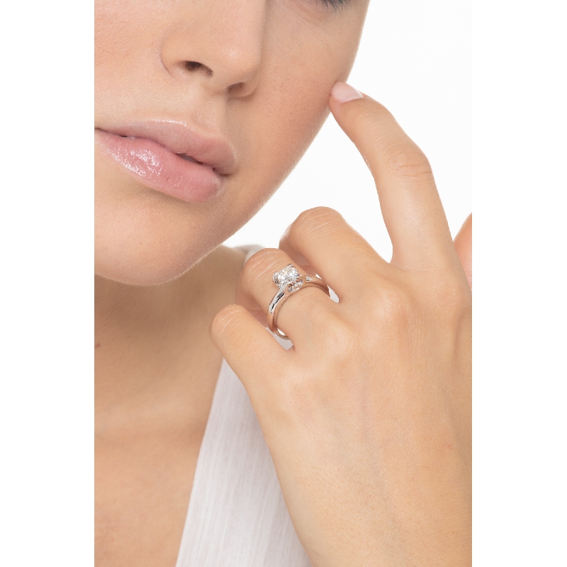 Bague solitaire ligne classique en or blanc 18 carats avec diamant 1 ct