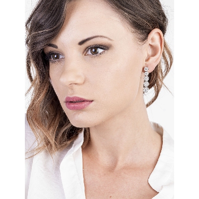 Boucles d'oreilles en or blanc 18k avec un pavage de diamants