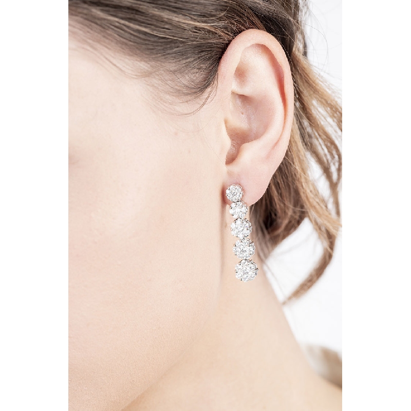 Boucles d'oreilles en or blanc 18k avec un pavage de diamants