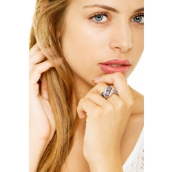 Bague en or blanc 18k ondulée avec saphirs bleus et diamants 2