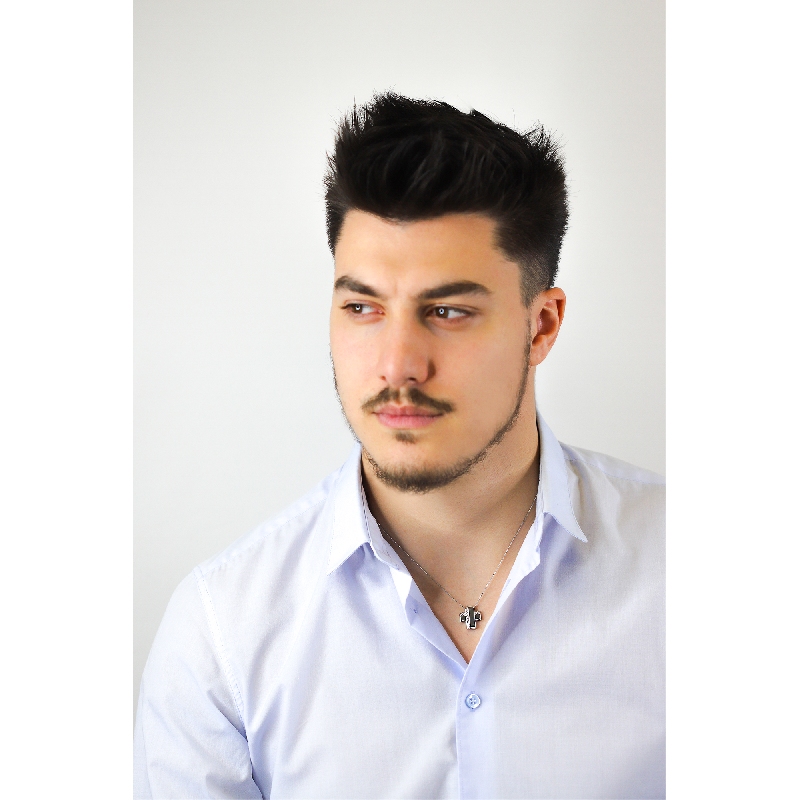 Collier pour homme avec un pendentif en forme de croix