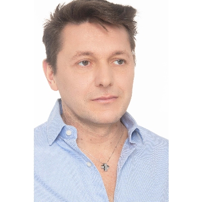 Collier avec croix en or blanc 18k et diamants noirs 50 cm