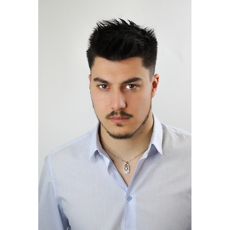 Collier pour homme avec croix en or blanc 18k et diamants