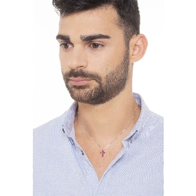 Collier en or blanc 18k avec croix ornée de rubis
