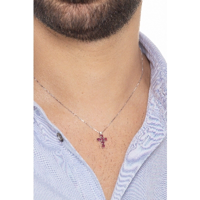 Collier en or blanc 18k avec croix ornée de rubis