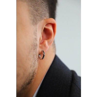 Créole unique en or blanc 18k avec diamants noirs