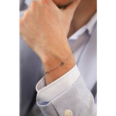 Bracelet en or blanc 18 carats avec des croix en diamants noirs