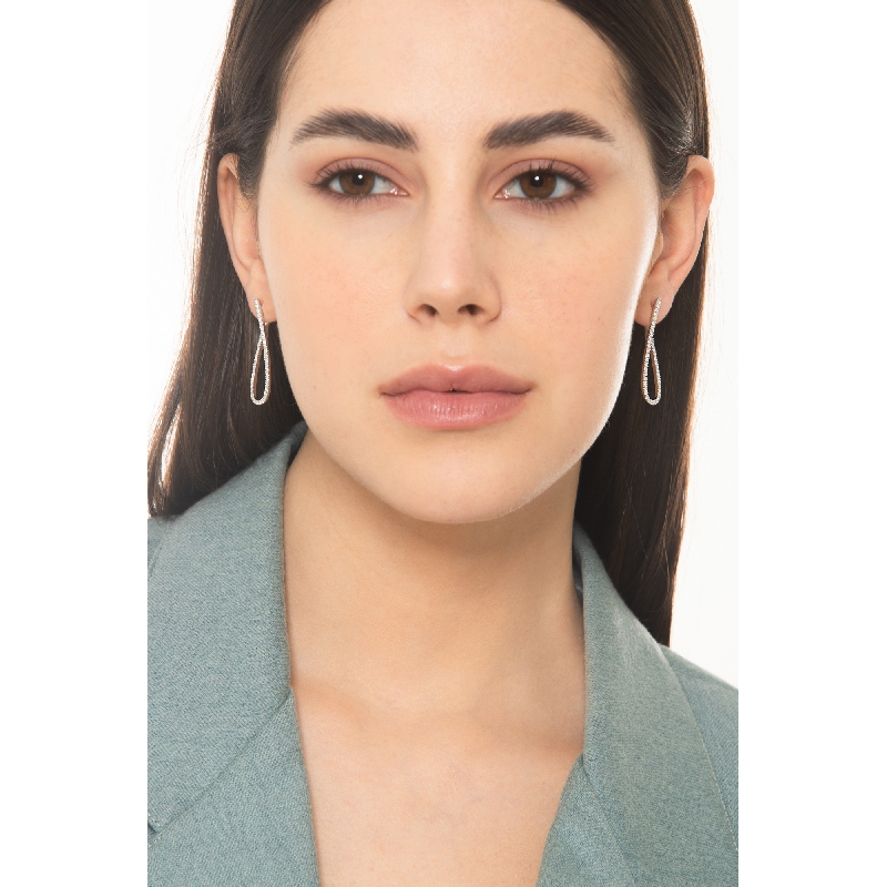 Boucles d’oreilles ovales allongées en or blanc 18k avec diamants