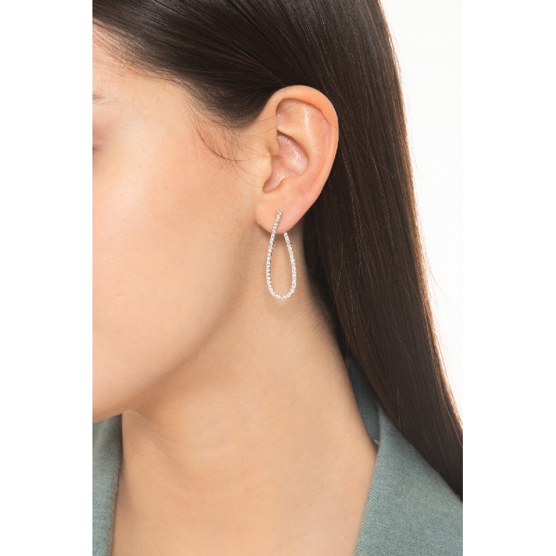 Boucles d’oreilles ovales allongées en or blanc 18k avec diamants
