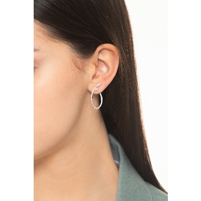 Boucles d’oreilles ovales en or blanc 18k avec diamants brillants