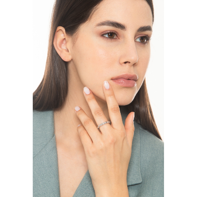 Bague ajourée en or blanc 18k avec diamants taille brillant