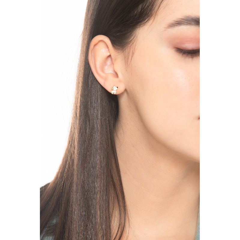 Boucles d’oreilles en or jaune 18k avec chien émaillé blanc