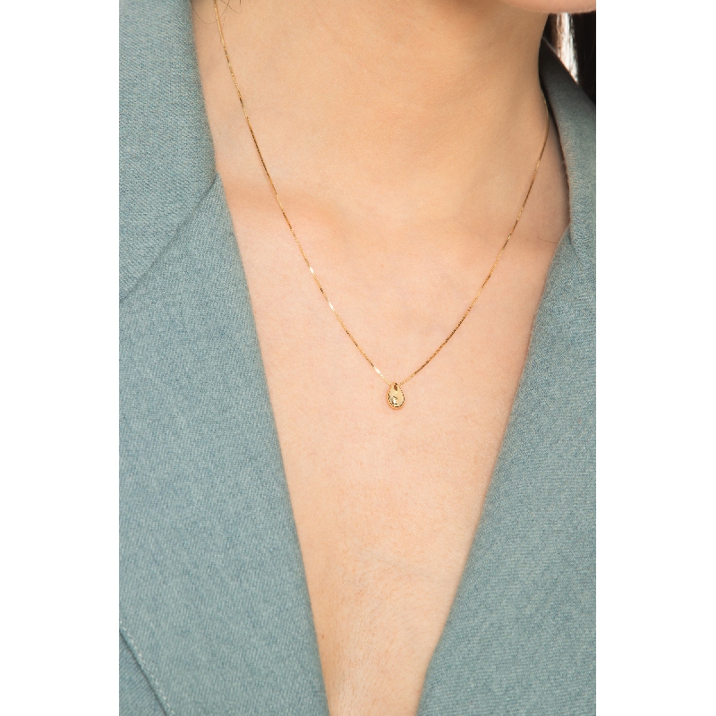 Collier en or jaune 18k avec petite goutte lisse