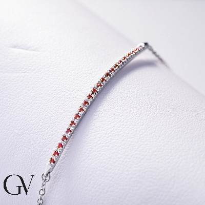 Bracelet en or blanc 18 carats avec une barre de rubis