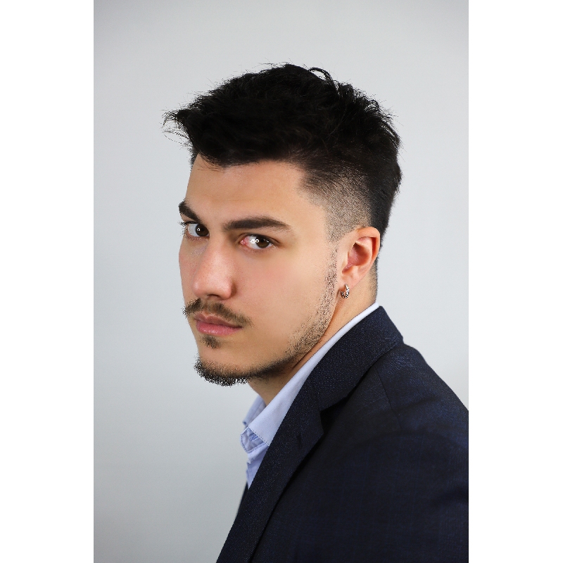 Boucle d'oreille unique en or blanc 18 carats avec des diamants