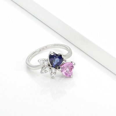 Bague en or blanc 18K avec saphirs bleus et roses