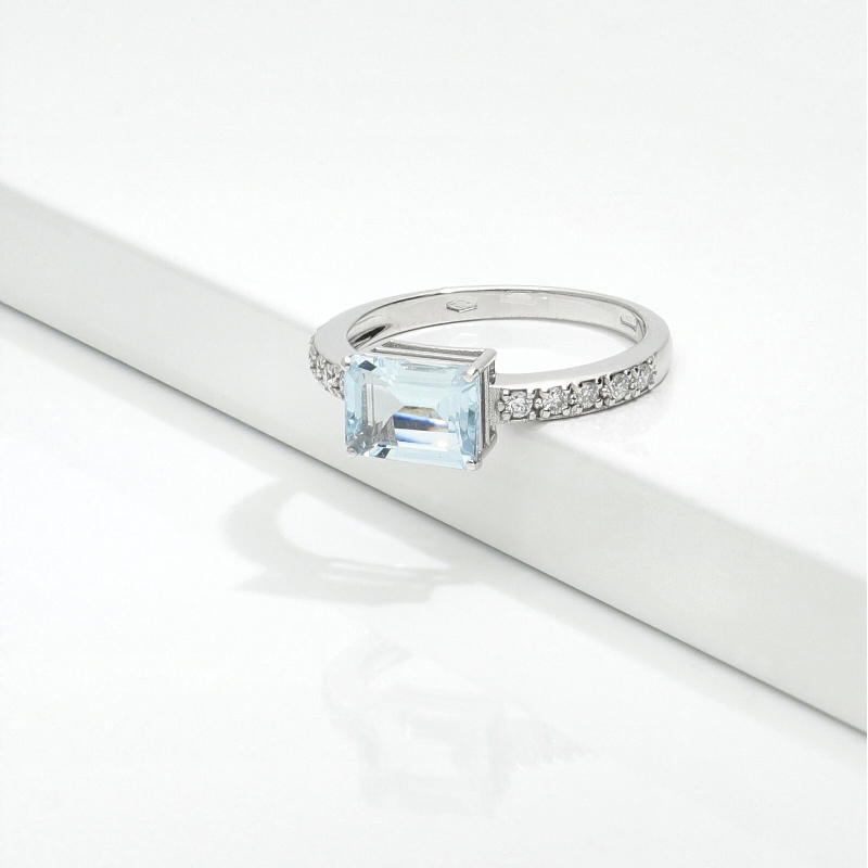 Bague en or blanc 750 avec une aigue-marine et diamant