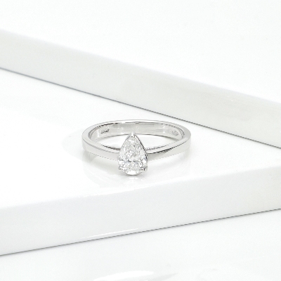 Bague avec diamant taille goutte 0,50 ct GIA en or blanc 18k