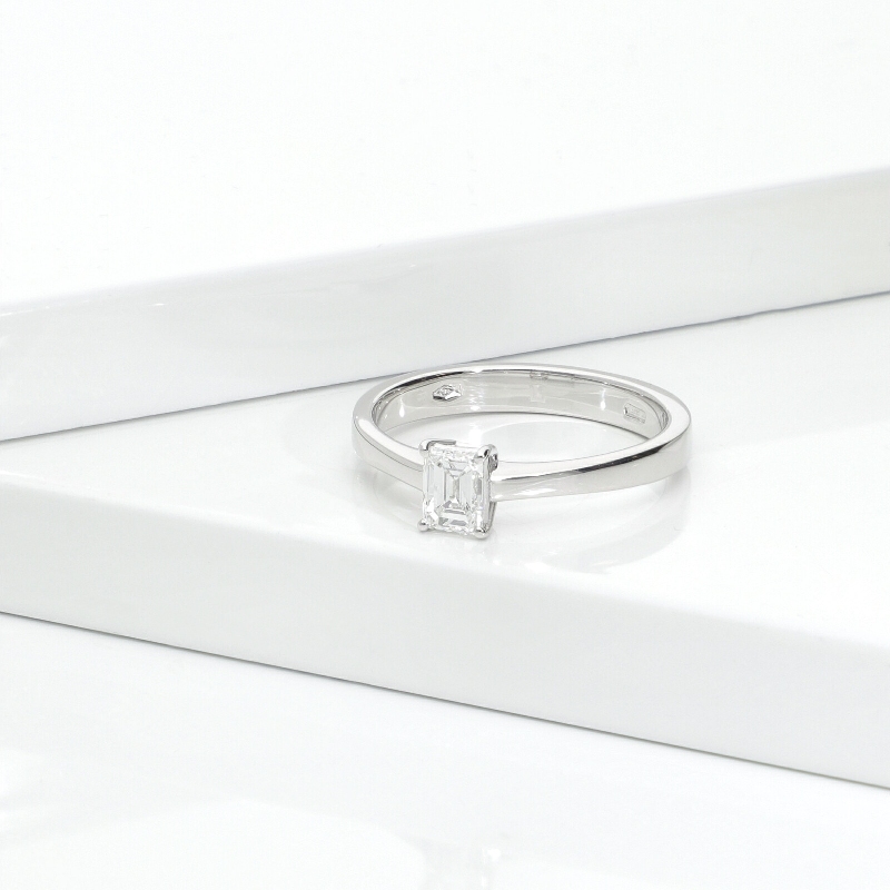 Bague avec diamant taille émeraude 0,50 ct GIA en or blanc 18k