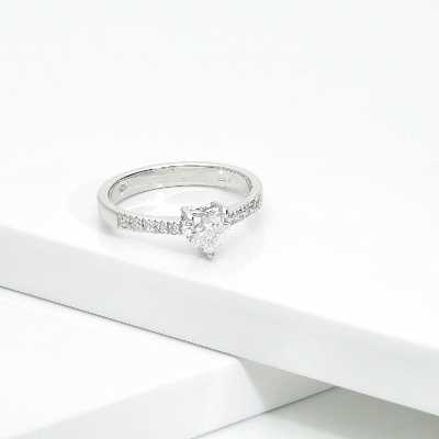 Bague avec diamant à cœur 0,70 ct GIA en or blanc 750