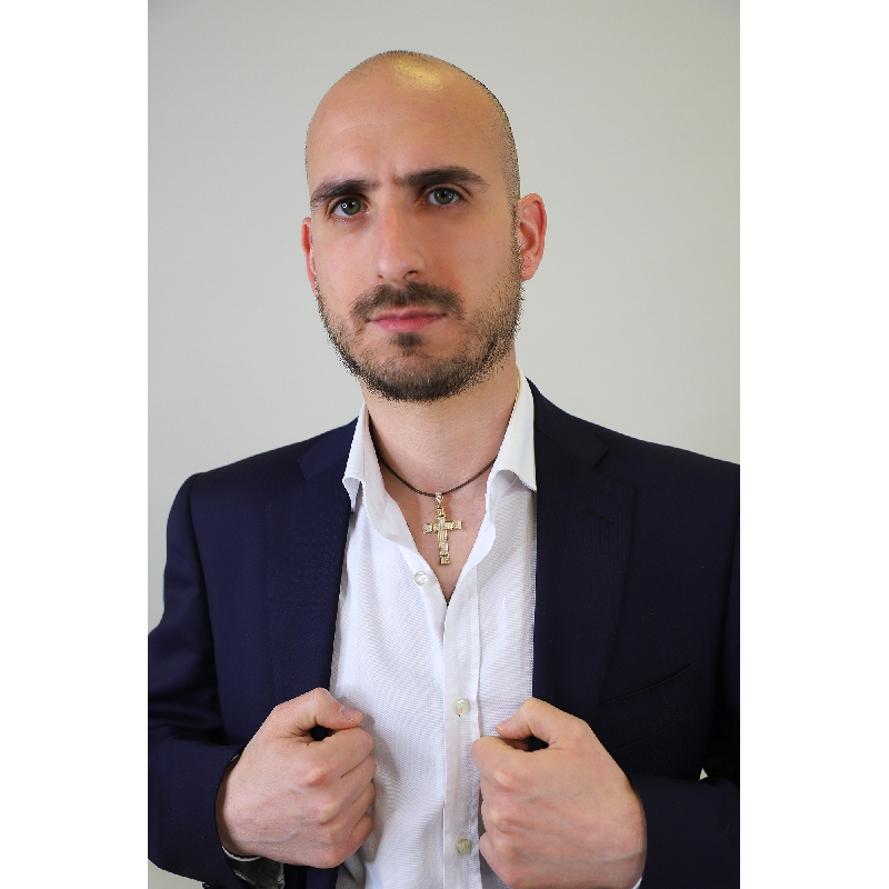 Pendentif croix en or jaune 18k avec zircons