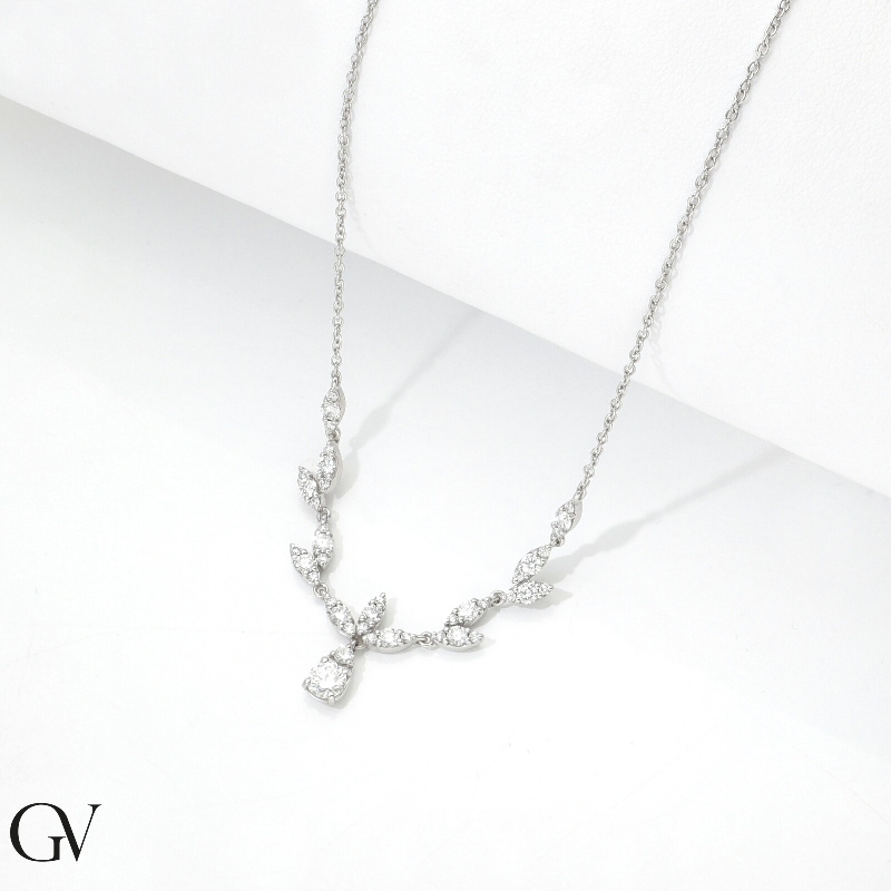 Collier avec pendentif en or blanc 750 et diamants