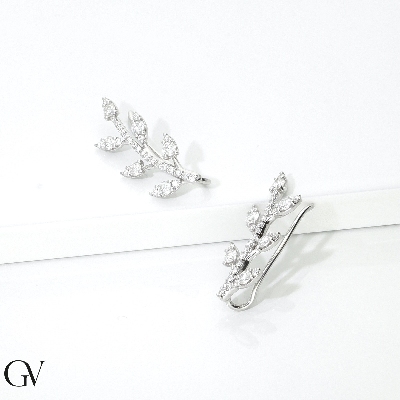 Boucles d'oreilles design en or blanc 18 carats avec diamants