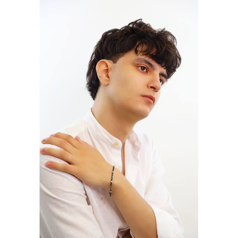 Bracelet tennis à griffes en or blanc 18k serti de diamants noirs et de diamants