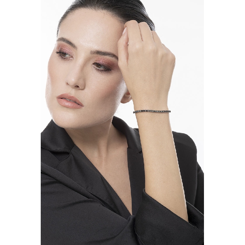 Bracelet Tennis en or blanc 18k avec diamants noirs sur des griffes brunies