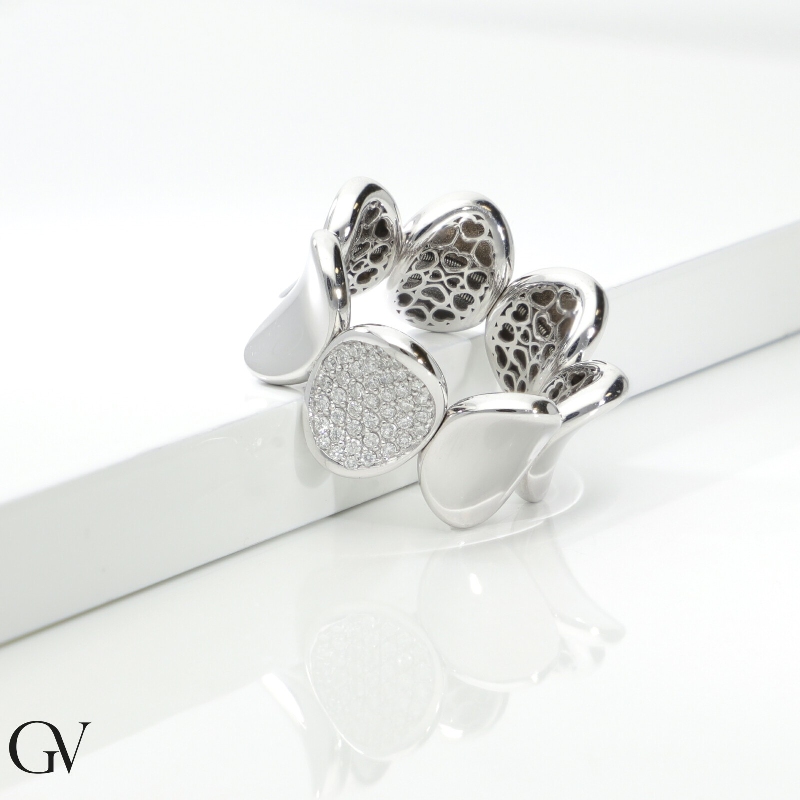 Bague élastique en or blanc 18 carats avec plaque centrale en pavé de diamants