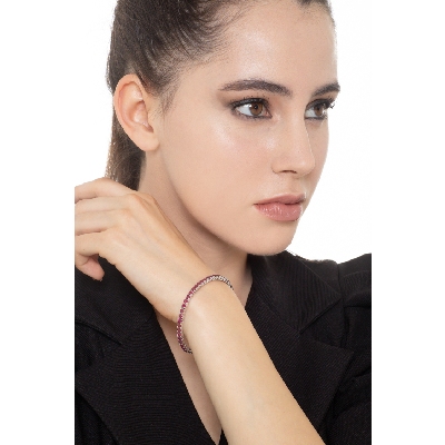 Bracelet tennis griffé en or blanc 18k serti de rubis 