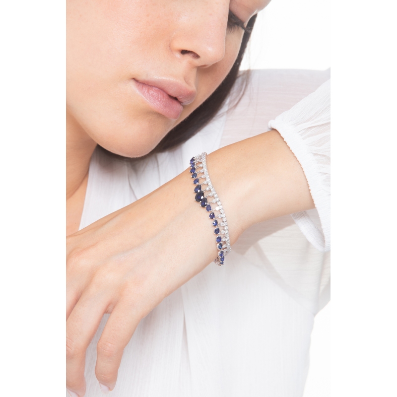 Bracelet tennis en design en or blanc 750 avec saphirs bleus et diamants