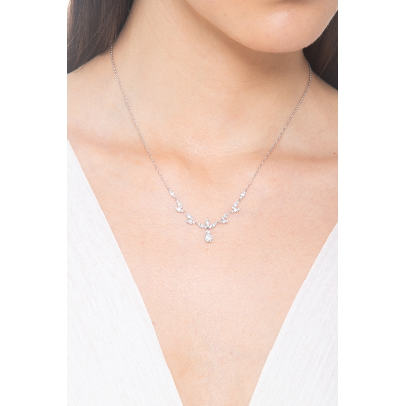 Collier avec pendentif en or blanc 750 et diamants