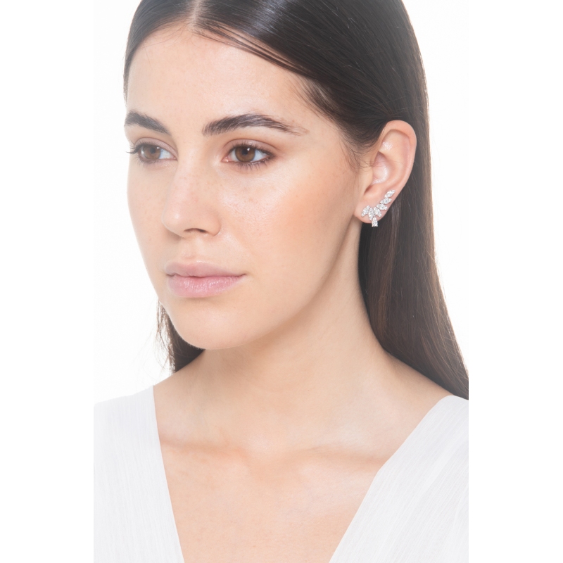 Boucles d'oreilles design en or blanc 750 avec des diamants