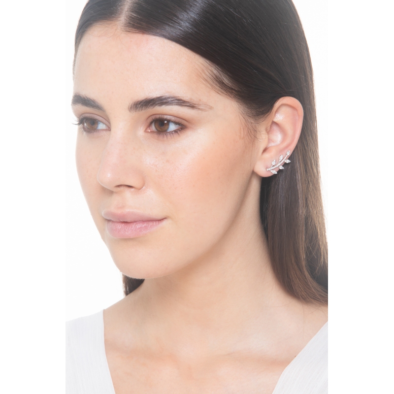 Boucles d'oreilles design en or blanc 18 carats avec diamants