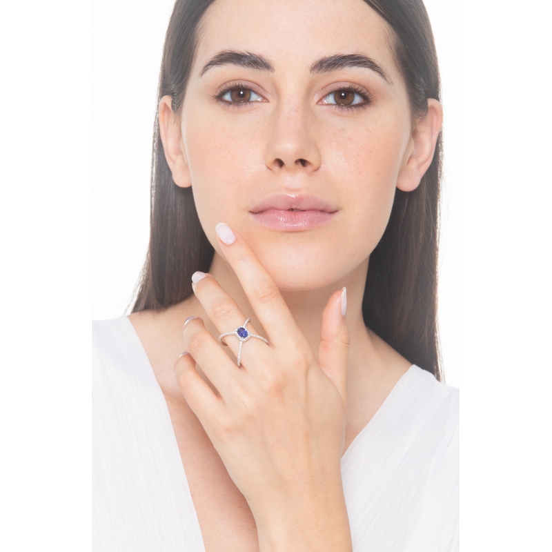 Bague croisée en or blanc 18k avec saphir bleu ovale et diamants