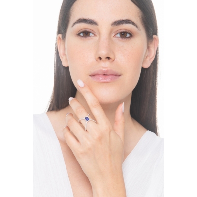 Bague croisée en or blanc 18k avec saphir bleu ovale et diamants