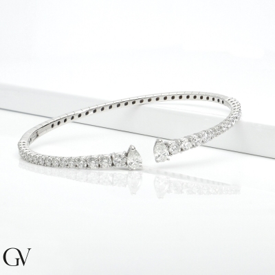 Bracelet rigide en or blanc 18 carats avec diamants en escalier