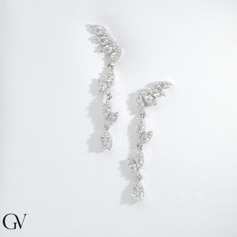 Boucles d'oreilles pendantes en or blanc 18k et diamants