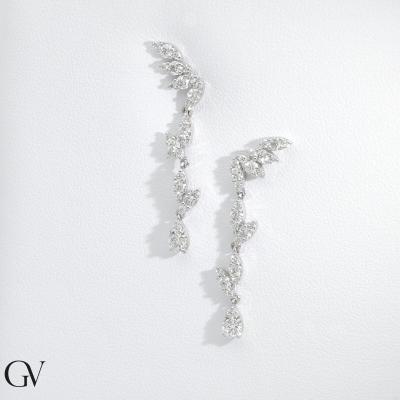 Boucles d'oreilles pendantes en or blanc 18k et diamants