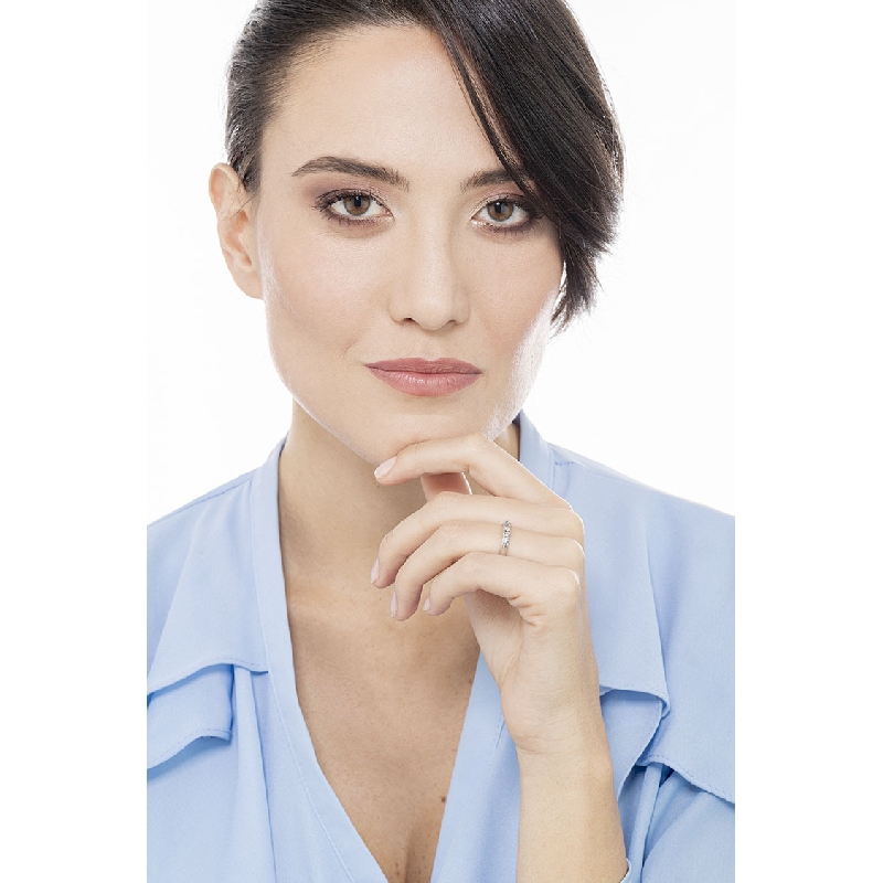 Alliance demi tour en or blanc 18k avec 5 diamants 0.25 ct