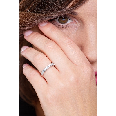 Demi alliance en or blanc 18k avec 5 diamants 0.60 ct