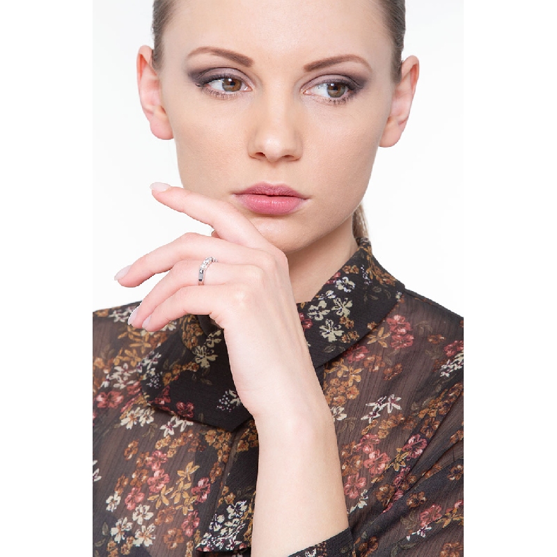 Alliance demi tour en or blanc et 5 diamants en or blanc 18k