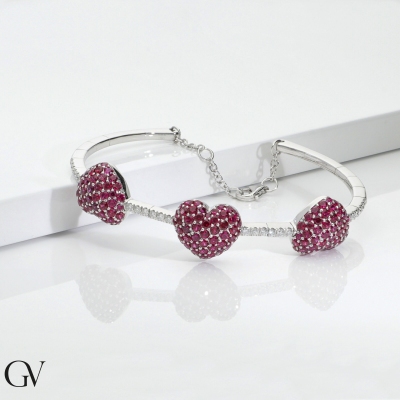 Bracelet en or blanc et diamants avec trois cœurs en rubis