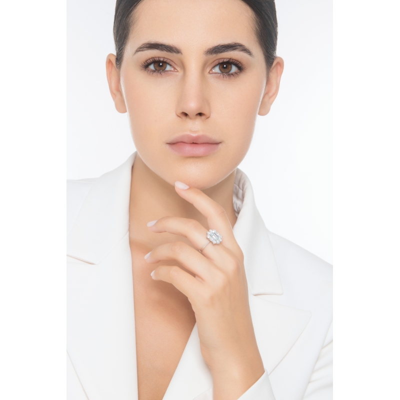 Bague halo en or blanc 18 carats avec aquamarine et diamants