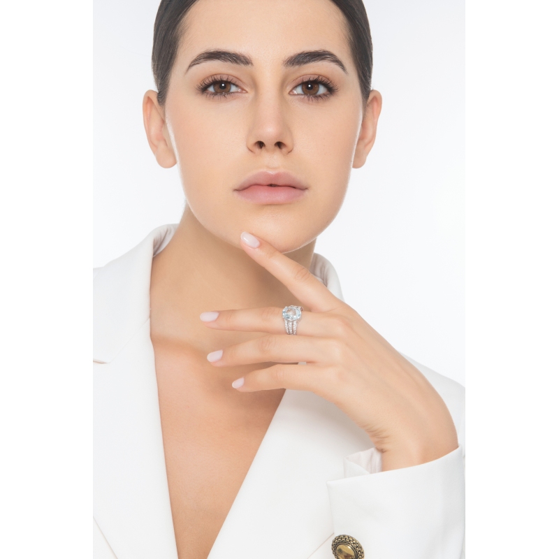 Bague bandeau en or blanc 18 carats avec aquamarine ovale et diamants