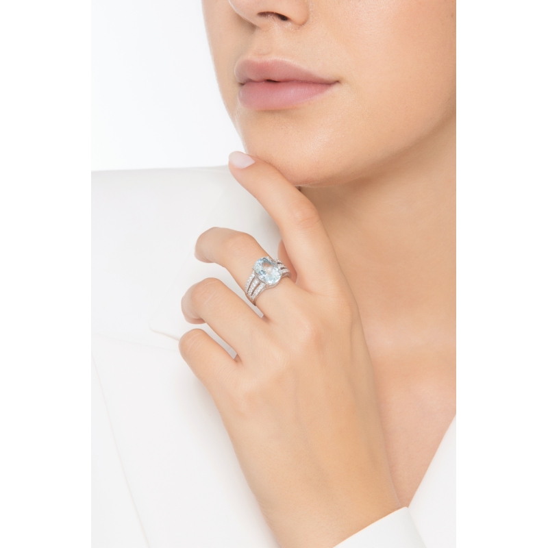 Bague bandeau en or blanc 18 carats avec aquamarine ovale et diamants