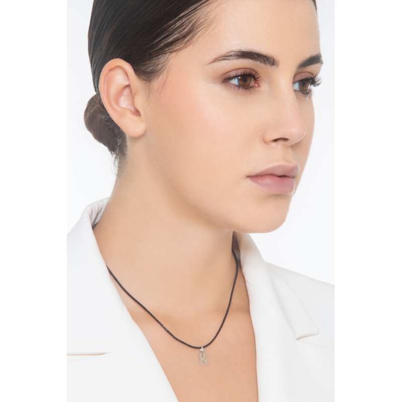 Pendentif avec lettre initiale K en majuscule en or blanc 18k