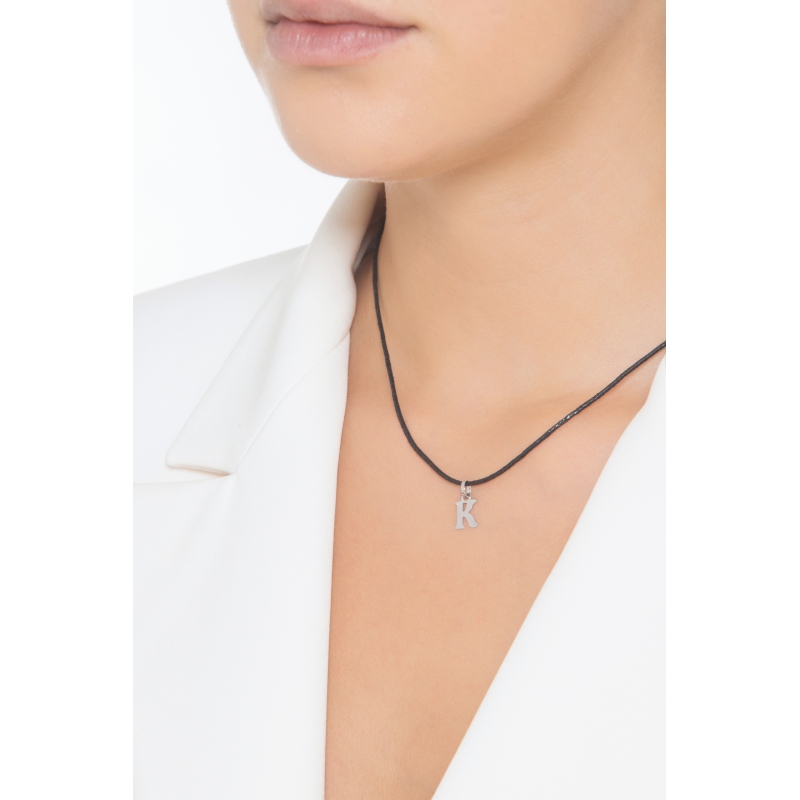 Pendentif avec lettre initiale K en majuscule en or blanc 18k